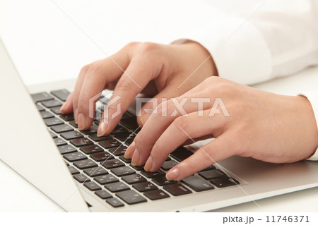 キーボードを打つ女性 キーボードを打つ女性 11746371