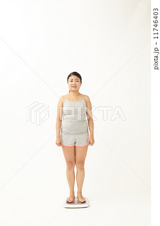 体重計とぽっちゃり女性の写真素材