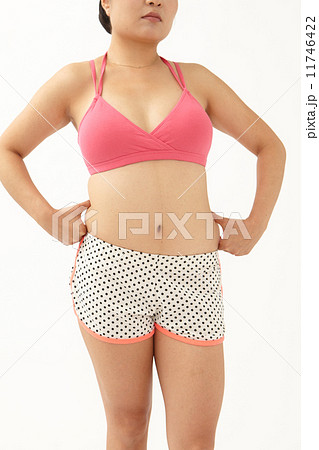 ウェストをつまむ女性 11746422