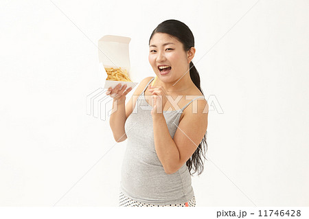 ポテトを食べるぽっちゃり女性 11746428