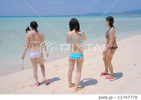 海 ビキニ 女性 後ろ姿の写真素材