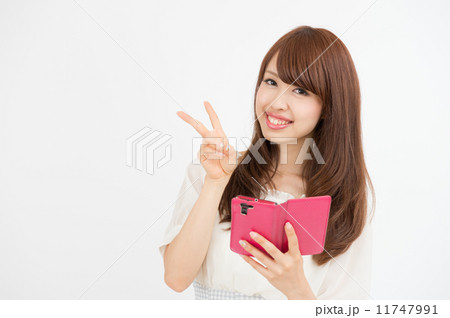 スマホを持つ茶髪の若い女性 スマホを持つ茶髪の若い女性 11747991