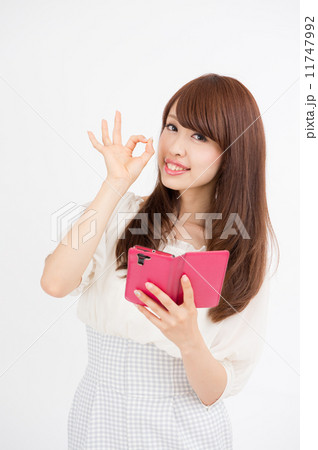 スマホを持つ茶髪の若い女性 スマホを持つ茶髪の若い女性 11747992