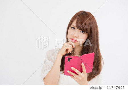 スマホを持つ茶髪の若い女性 スマホを持つ茶髪の若い女性 11747995