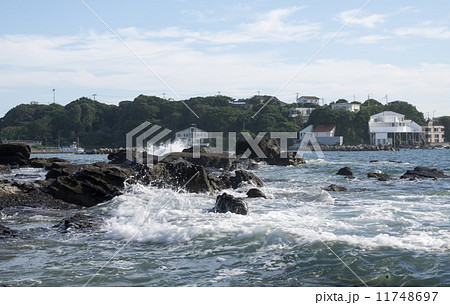 波が打ち寄せる油壷海岸の景色 11748697