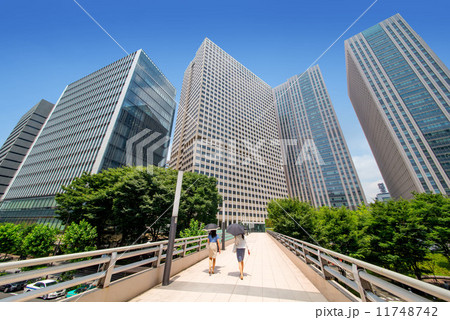 歩道橋とビル街 歩道橋とビル街 11748742