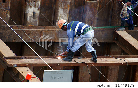 Vietnamese construction worker working on site 11749178