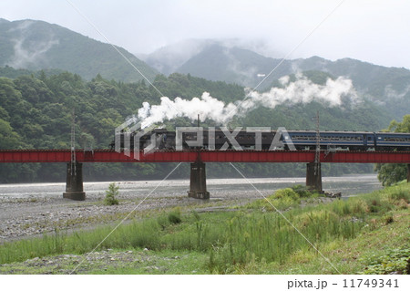 鉄橋を渡る蒸気機関車c11 鉄橋を渡る蒸気機関車c11 11749341