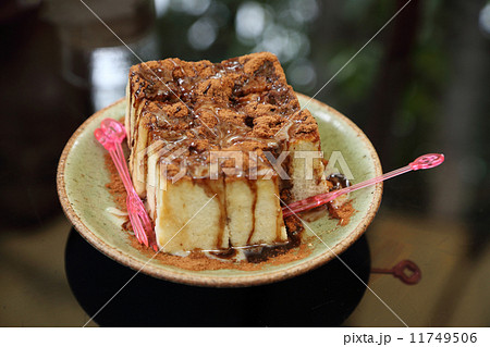 bread with chocolate powder 11749506