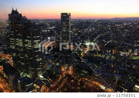 マジックアワーを迎えた夕焼け空と大都会の夜景 11750351