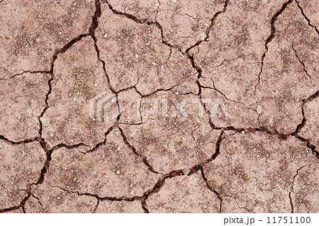 Cracked soil ground 11751100