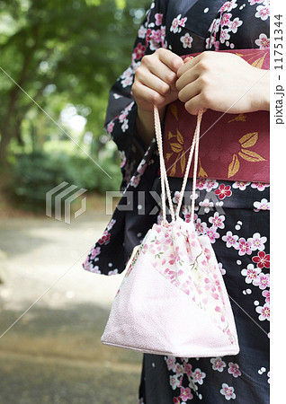 浴衣の女性の巾着袋 浴衣の女性の巾着袋 11751344