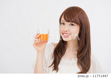 野菜ジュースを飲む女性 野菜ジュースを飲む女性 11751887