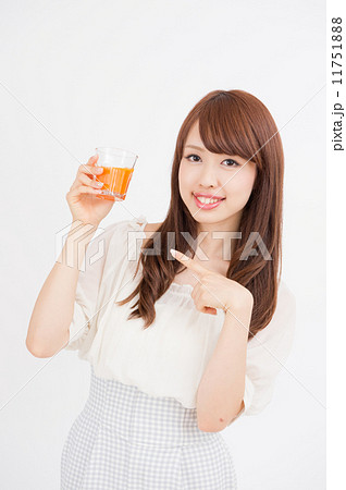 野菜ジュースを飲む女性 野菜ジュースを飲む女性 11751888