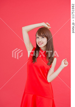 赤いワンピースの女性 赤バック の写真素材