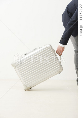 スーツケースを引くスーツの男性 スーツケースを引くスーツの男性 11752127