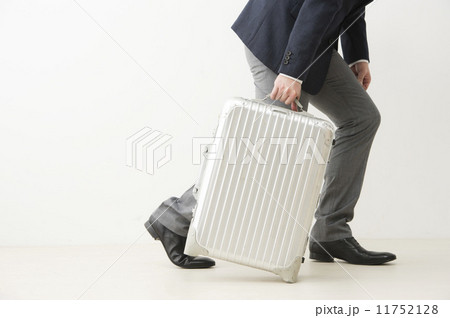 スーツケースを引くスーツの男性 スーツケースを引くスーツの男性 11752128