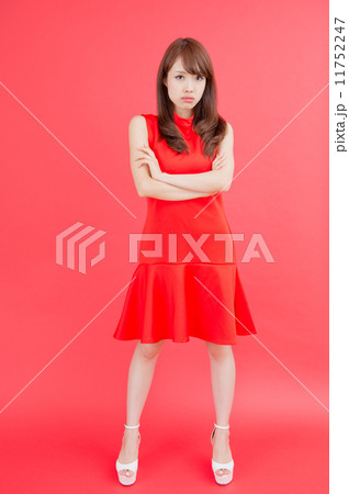 赤いワンピースの女性 赤バック の写真素材