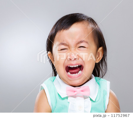 Little girl cry 11752967