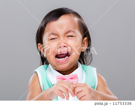 Mixed race baby cry 11753336