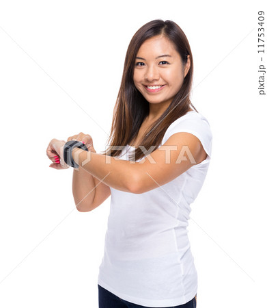 Woman with smart watch 11753409