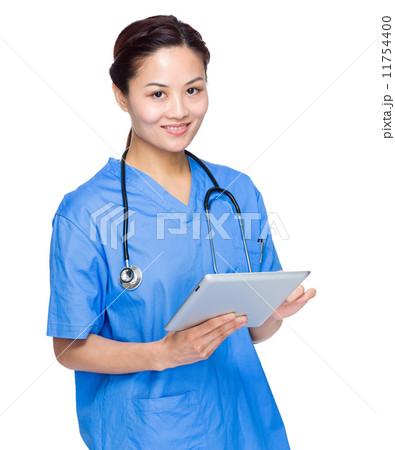 Female doctor use digital tablet computer 11754400