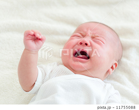Yawning baby 11755088