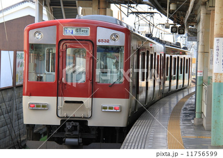 橿原神宮前駅に停車中の「近鉄6400系電車」 11756599