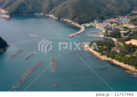 長崎県対馬市美津島町付近の海岸を空撮 11757469