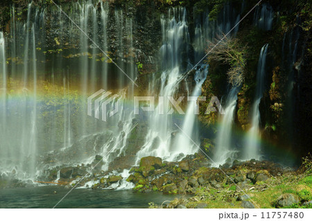 白糸の滝と虹 11757480