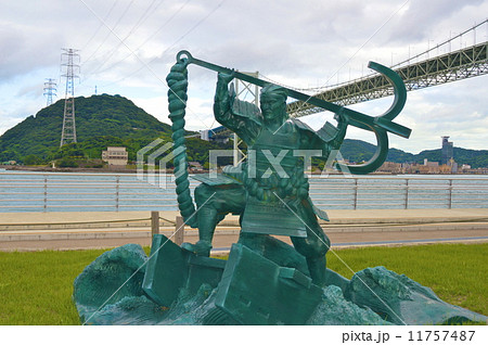「体に碇を巻き付けた平知盛」の像（みもすそ川公園／山口県下関市みもすそ川町） 11757487