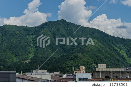 JR六日町駅からみた夏の坂戸山の坂戸城跡 11758501