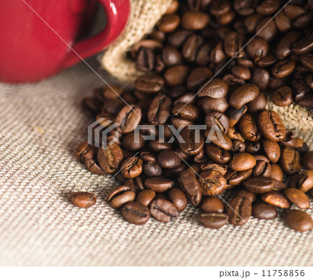 Roasted coffee beans, close-up 11758856