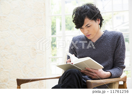 読書する男性の写真素材