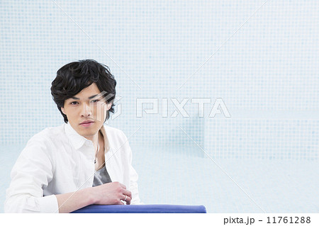 若い男性 11761288