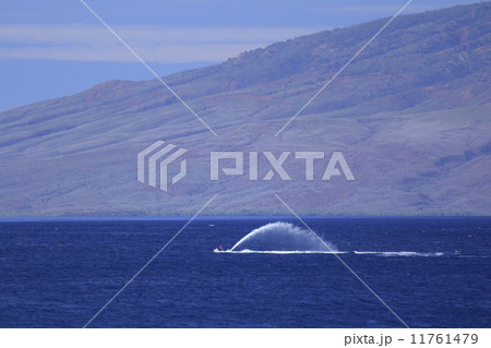 ラナイ島をバックにマウイ島沿岸を奔る水上バイク ラナイ島をバックにマウイ島沿岸を奔る水上バイク 11761479