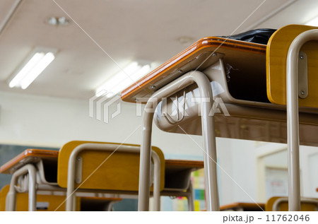 学校の机 11762046