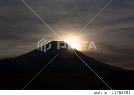 日の出、富士山のシルエット、神秘的 日の出、富士山のシルエット、神秘的 11762891