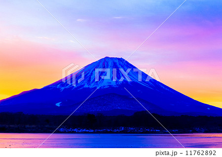 朝焼けの富士山と精進湖 朝焼けの富士山と精進湖 11762892