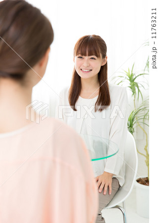 カフェでリラックスする女性 11763211