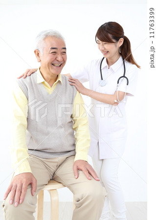 笑顔のナースとシニア男性 笑顔のナースとシニア男性 11763399