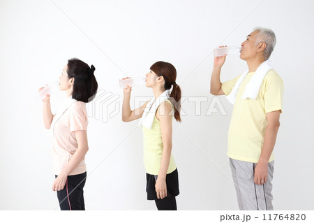 水を飲む3人 11764820