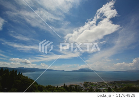 夏の桜島と鹿児島湾（錦江湾） 11764929