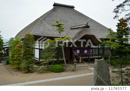 上田散歩・前山寺　木造茅葺屋根の本堂　塩田平 11765577