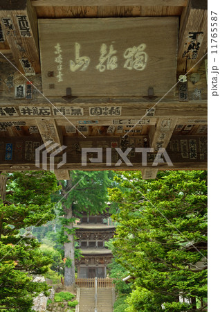 上田散歩・前山寺　薬医門と重文の三重塔　塩田平 11765587