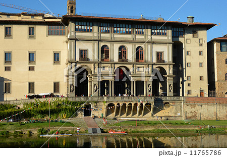 ウフィツィ美術館とアルノ川 11765786