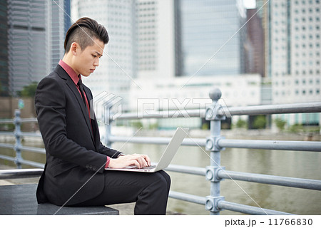 Businessman with Notebook in the City 11766830