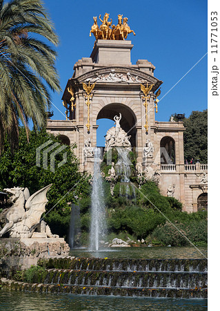 Barcelona ciudadela park lake fountain with golden quadriga of A Barcelona ciudadela park lake fountain with golden quadriga of A 11771053