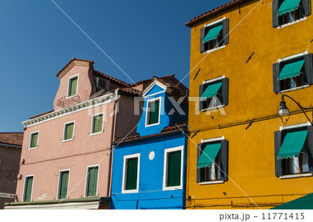 The row of colorful houses in Burano street, Italy. The row of colorful houses in Burano street, Italy. 11771415