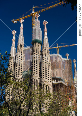 BARCELONA SPAIN - OCTOBER 28: La Sagrada Familia - the impressiv BARCELONA SPAIN - OCTOBER 28: La Sagrada Familia - the impressiv 11774027
